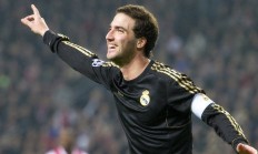 米兰体育官方网站-当基米希爆发遇见阿根廷压哨，足球宇宙中的唯一性瞬间