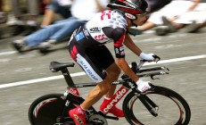 米兰体育官方网站-赛道上的艺术，阿斯顿马丁轻取索伯，勒克莱尔以大师风范带队取胜