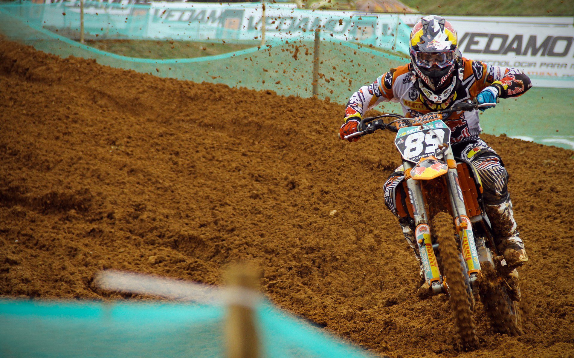 法拉利翻盘迈凯伦，维斯塔潘关键制胜，一场策略与勇气的绝地反击